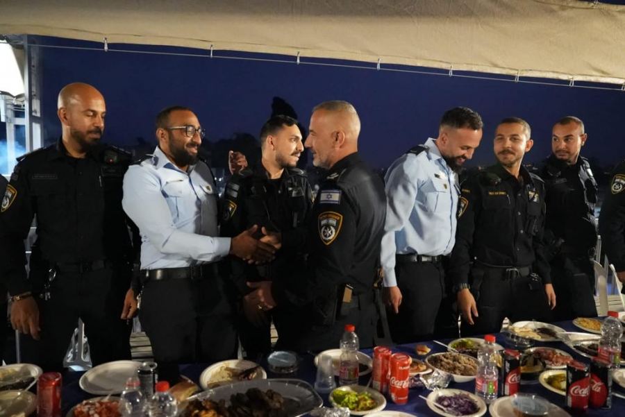 شرطة اسرائيل تقيم مأدبة افطار جماعي بالقدس